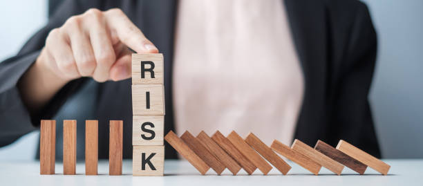 ビジネスウーマンハンド落下木製ブロックやドミノを停止します。ビジネス、リスク管理、ソリュー�ション、保険、戦略の概念 - risk management ストックフォトと画像