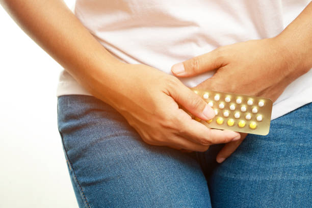 les femmes prennent des pilules contraceptives avant les rapports sexuels. - contraceptive sex education birth control pill condom photos et images de collection