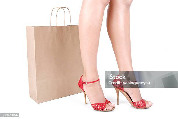 Mulher Pernas E Saco De Compras - Fotografias de stock e mais imagens de Figura para recortar - Figura para recortar, Mulheres, Abundância