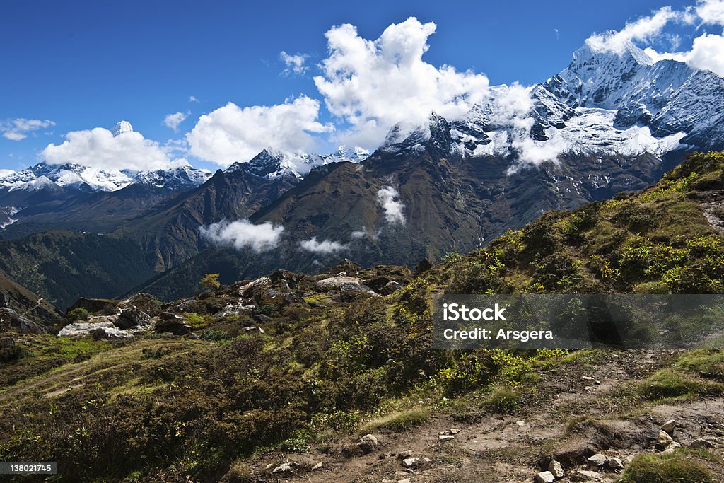 Ama Dablam e Thamserku picchi: Himalaya paesaggio - Foto stock royalty-free di Alpinismo