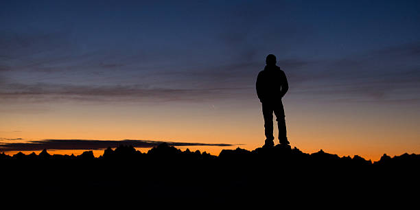 Hombre con vista al amanecer sobre las montañas - foto de stock