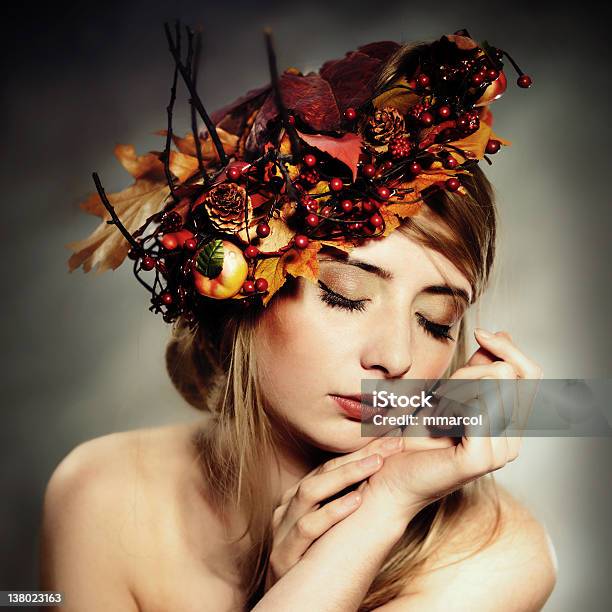 Jesień Lady - zdjęcia stockowe i więcej obrazów Brązowy - Brązowy, Dorosły, Fotografika