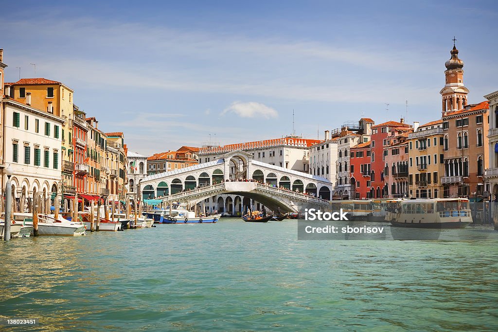 Puente de Rialto en Gran canal de venecia - Foto de stock de Puente de Rialto libre de derechos