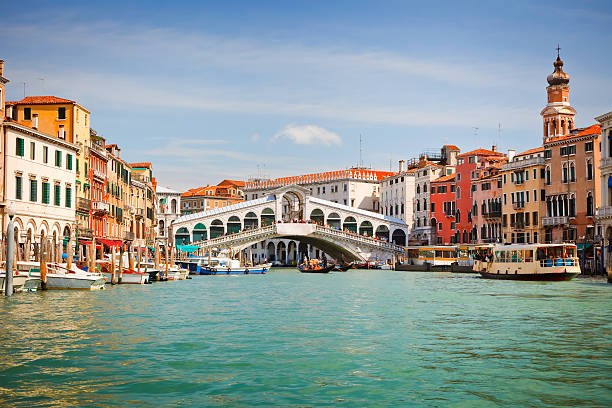 ponte di rialto a venezia sul canal grande - venice italy italy grand canal built structure foto e immagini stock