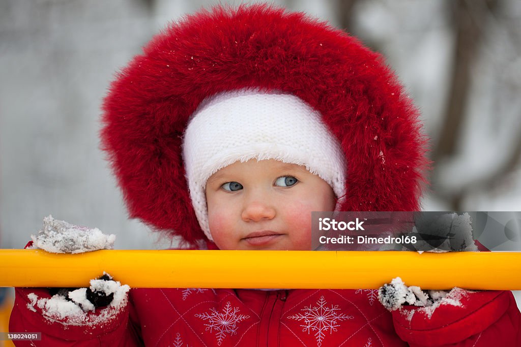 Bambina in una tuta rossa - Foto stock royalty-free di Abiti pesanti