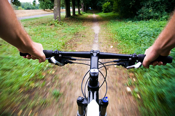 bicycle rider nel parco della città - bikers point of view foto e immagini stock