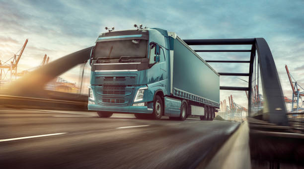 camion sur la route - camion photos et images de collection