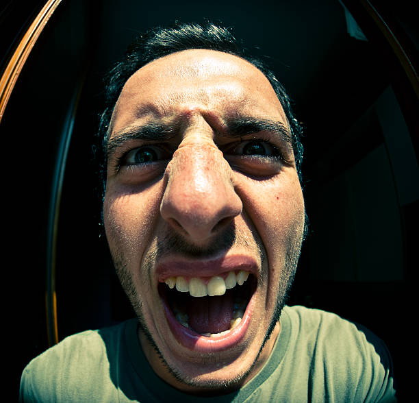 fou homme avec grimaces portrait, oeil de verre - fish eye lens photos et images de collection