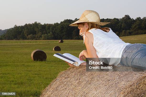 Reading Frau Stockfoto und mehr Bilder von 50-54 Jahre - 50-54 Jahre, Agrarbetrieb, Alter Erwachsener