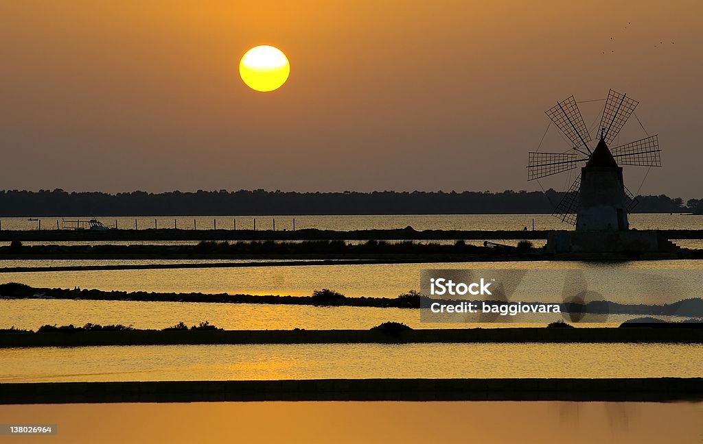 Molino de viento en Marsala - Foto de stock de Aire libre libre de derechos