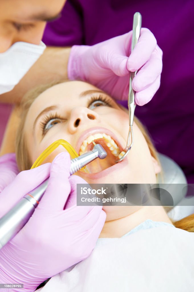 Presso il dentista Visita di intervento - Foto stock royalty-free di Accudire