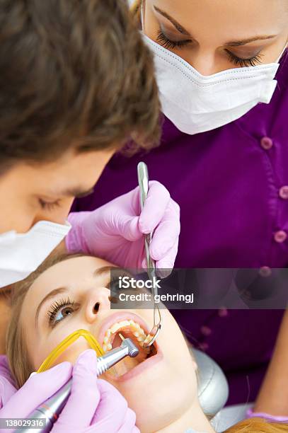 Presso Il Dentista Visita Di Intervento - Fotografie stock e altre immagini di Dentista - Dentista, Paziente, Scambio d'idee