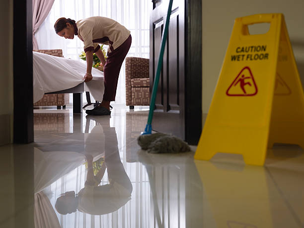 zimmermädchen bei der arbeit und reinigung im luxus-hotel-zimmer - floor wet slippery danger stock-fotos und bilder