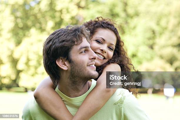 Casal Atraente - Fotografias de stock e mais imagens de Adulto - Adulto, Amor, Ao Ar Livre