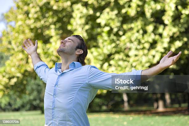 Foto de Jovem No Parque e mais fotos de stock de Exercício Respiratório - Exercício Respiratório, 30 Anos, 30-34 Anos