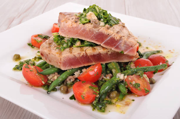 bistecca di tonno grigliato con verdure - tuna steak grilled tuna food foto e immagini stock