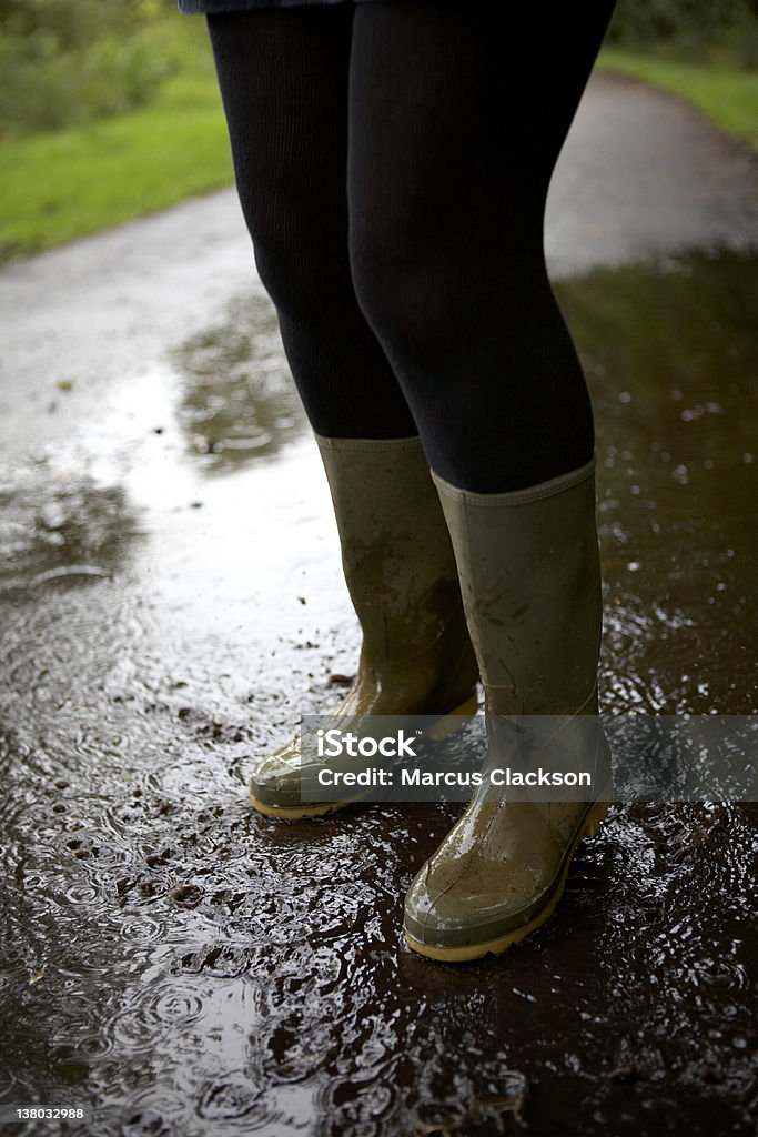 Wellies jugar en la lluvia - Foto de stock de Agua libre de derechos