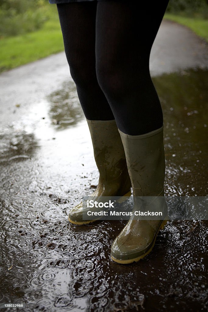 Wellies jogando água na chuva - Foto de stock de Bota royalty-free
