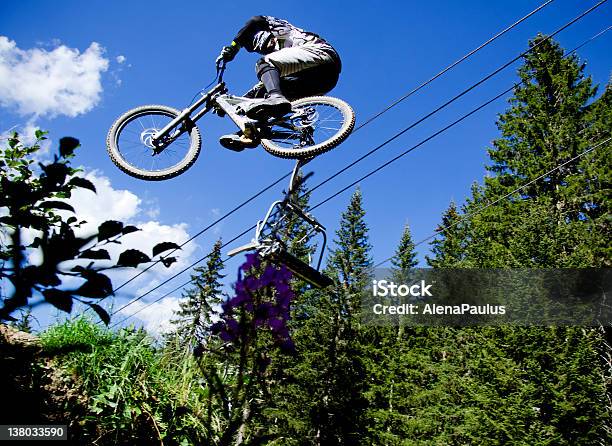Dh Skok - zdjęcia stockowe i więcej obrazów Bicykl - Bicykl, Dorosły, Drzewo