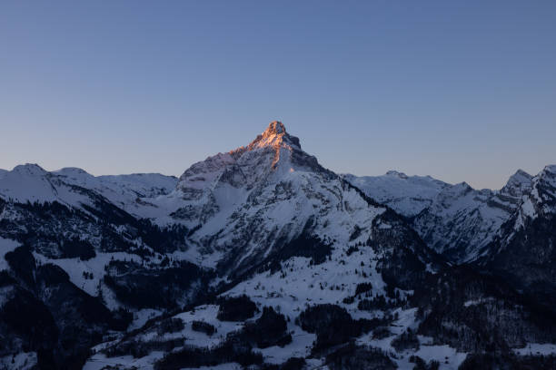 una montagna nelle alpi svizzere splendidamente messa in scena dal sole del mattino. uno spettacolo maestoso da una montagna che assomiglia al cervino. - switzerland european alps mountain alpenglow foto e immagini stock