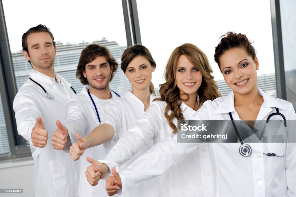 Retrato de la Sonriente joven médicos - Foto de stock de 20-24 años libre de derechos