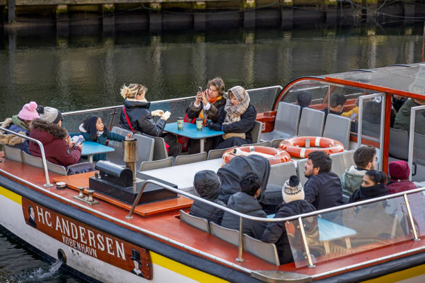 barco de cruzeiro portuário em um dia frio, mas ensolarado da primavera - hans christian andersen danish culture denmark copenhagen - fotografias e filmes do acervo