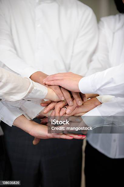 비즈니스 팀 연결된 손을 표시중 Unity 개념에 대한 스톡 사진 및 기타 이미지 - 개념, 개념과 주제, 공동체