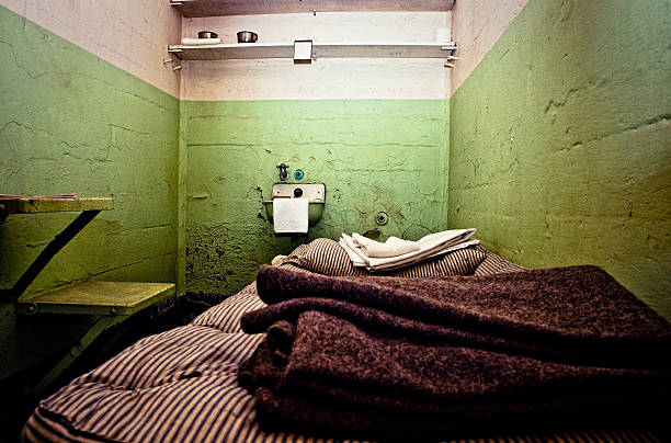 alte gefängniszelle - alcatraz island prison penitentiary officer stock-fotos und bilder