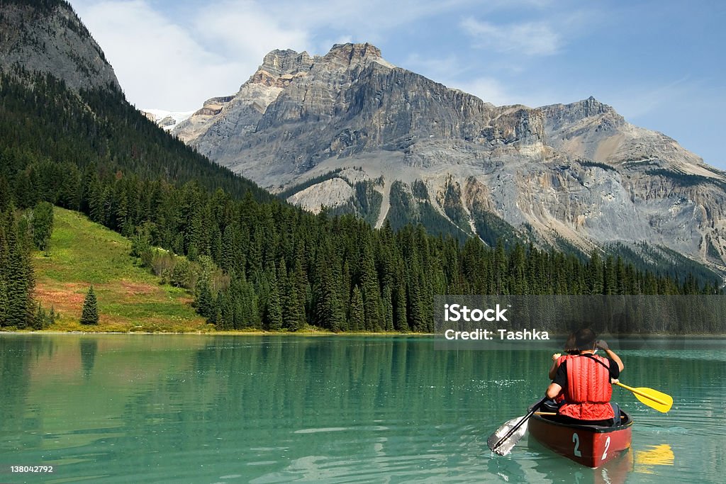 Kajakarzy w Emerald Lake w Park Narodowy Yoho - Zbiór zdjęć royalty-free (Kanada)