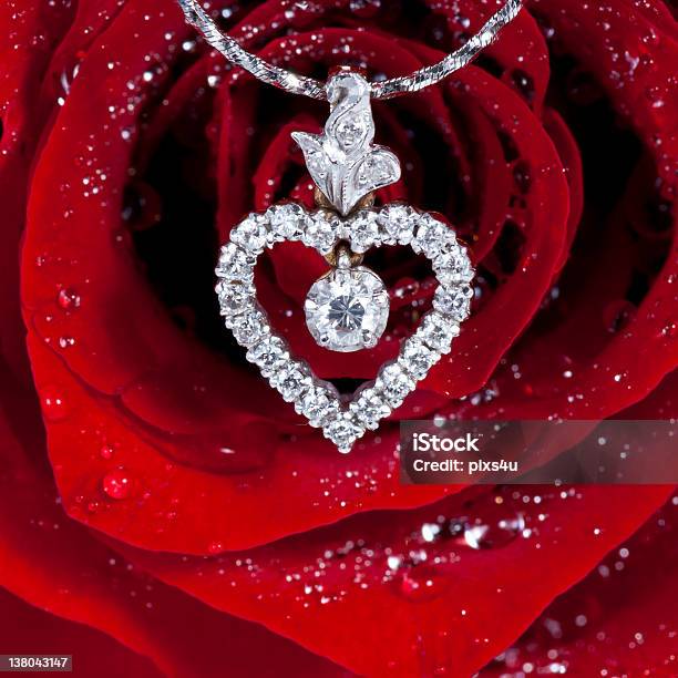 Diamond Serce Wisiorek Z Czerwony Róża Tło - zdjęcia stockowe i więcej obrazów Biżuteria - Biżuteria, Błyszczący, Czerwony