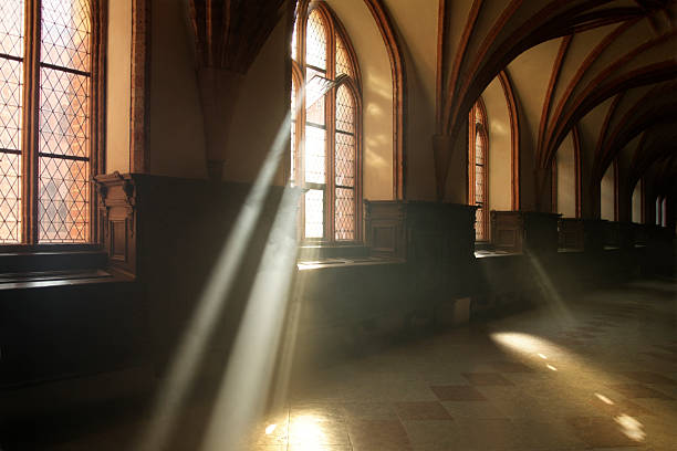 rayo de luz en la abadía de corredor - gothic style castle church arch fotografías e imágenes de stock