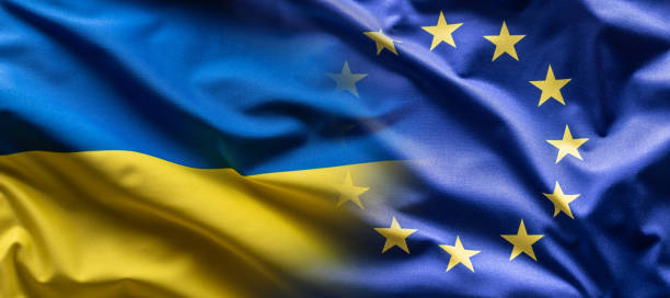 ukrainische und die eu-flagge verschmelzen miteinander, da die europäische union zur mitgliedschaft der ukraine neigt. - armed forces kyiv ukraine eastern europe stock-fotos und bilder
