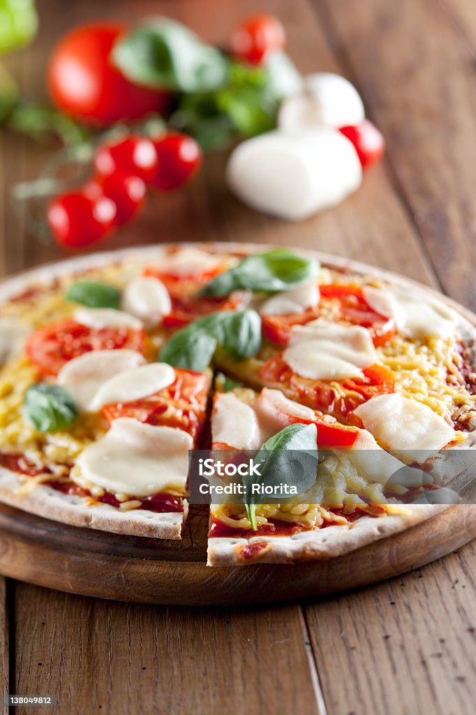 Pizza Margarita e os produtos hortícolas na mesa de madeira - Royalty-free Comida Foto de stock