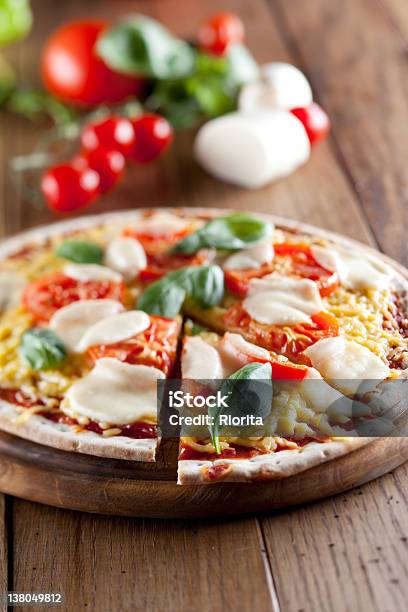 Pizza Margarita E Os Produtos Hortícolas Na Mesa De Madeira - Fotografias de stock e mais imagens de Comida