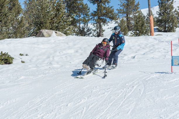 pessoas esquiando nas encostas da grandvalira ski resort em andorra em 2022. - skiing sports race ski mountain range - fotografias e filmes do acervo