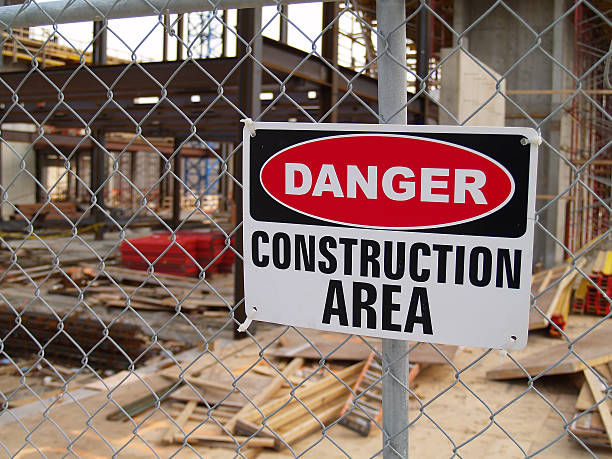 área de construção - warning symbol danger warning sign electricity - fotografias e filmes do acervo