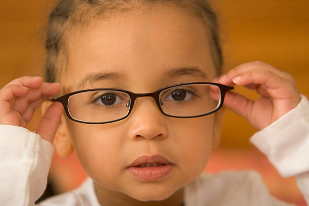 bella giovane afro-americano di razza mista ragazza in occhiali da vista - glasses child cute offspring foto e immagini stock