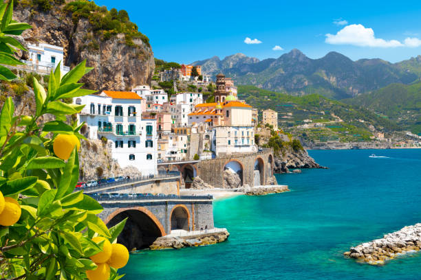 bella vista di amalfi sulla costa mediterranea con i limoni in primo piano, italia - puglia immagine foto e immagini stock
