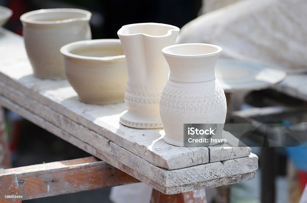 Глиняная посуда с Unfired зеленый ware-ungebrannte Tonware - Стоковые фото Бежевый роялти-фри