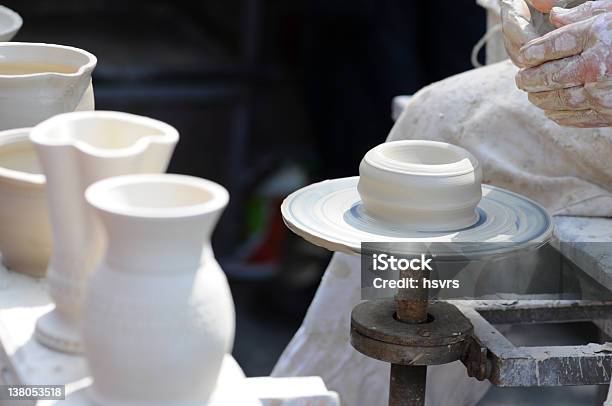 Potters Manos Girando Un Tazón De Potter Rueda Foto de stock y más banco de imágenes de Alfarero - Alfarero, Alfarería, Arcilla