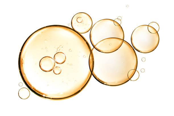 goldgelbes blasenöl oder serum isoliert auf weißem hintergrund - omega 3 stock-fotos und bilder