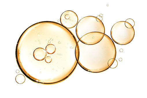 aceite de burbuja amarillo dorado o suero aislado sobre fondo blanco photo