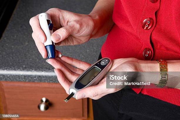 Foto de Pricking Dedo Para Exame De Sangue e mais fotos de stock de Exame Médico - Equipamento médico - Exame Médico - Equipamento médico, Exame de Açúcar no Sangue, Adulto