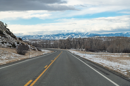 Autopista de Montana mirando hacia las montañas Crazy y Absaroka photo
