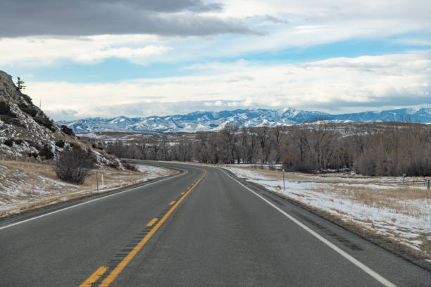 クレイジーとアブサロカ山脈を見下ろすモンタナ高速道路 - absaroka range ストックフォトと画像