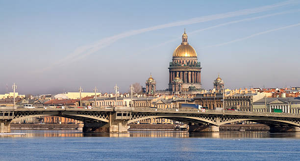 rzeki newy z katedry isaakievsky w st. petersburg, rosja - russia church composition st petersburg zdjęcia i obrazy z banku zdjęć