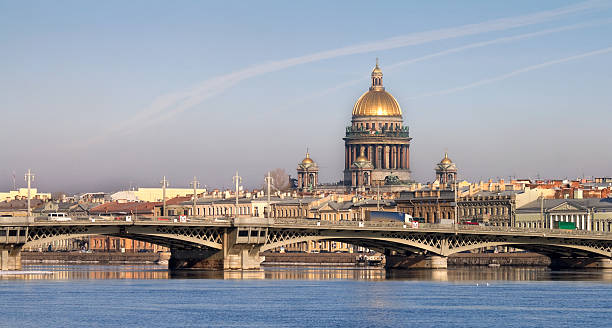 река нева с isaakievsky собор в-davidson в санкт-петербурге, россия - санкт петербург стоковые фото и изображения