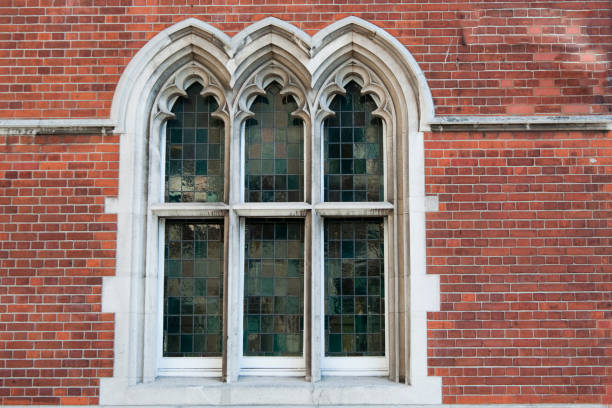 belle fenêtre de style gothique. trois arches. ville de londres - architecture close up old stone photos et images de collection