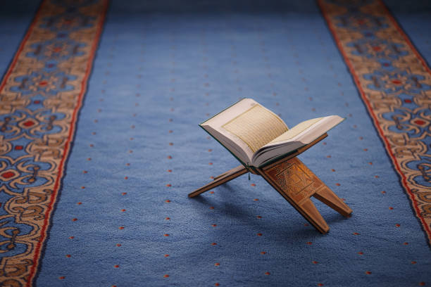 coran - livre saint des musulmans dans la mosquée - coran photos et images de collection