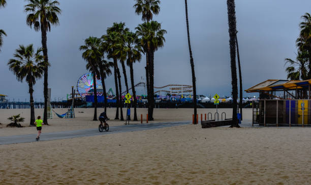 paseo marítimo de santa mónica por la mañana - santa monica city of los angeles night los angeles county fotografías e imágenes de stock